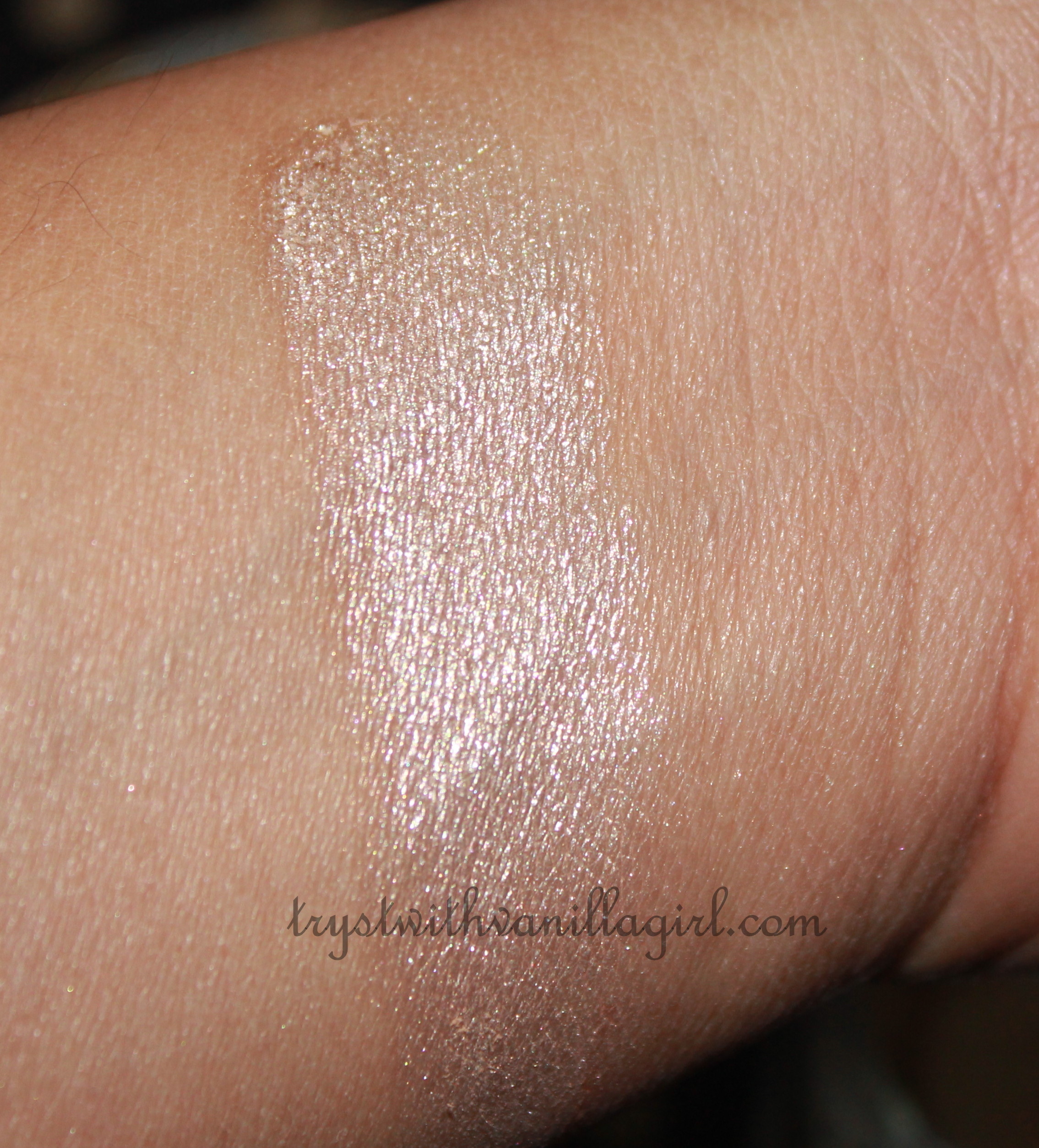 L’Oreal Paris Infallible Mono Eyeshadow Hourglass Beige 002 Review,Swatch,Photos