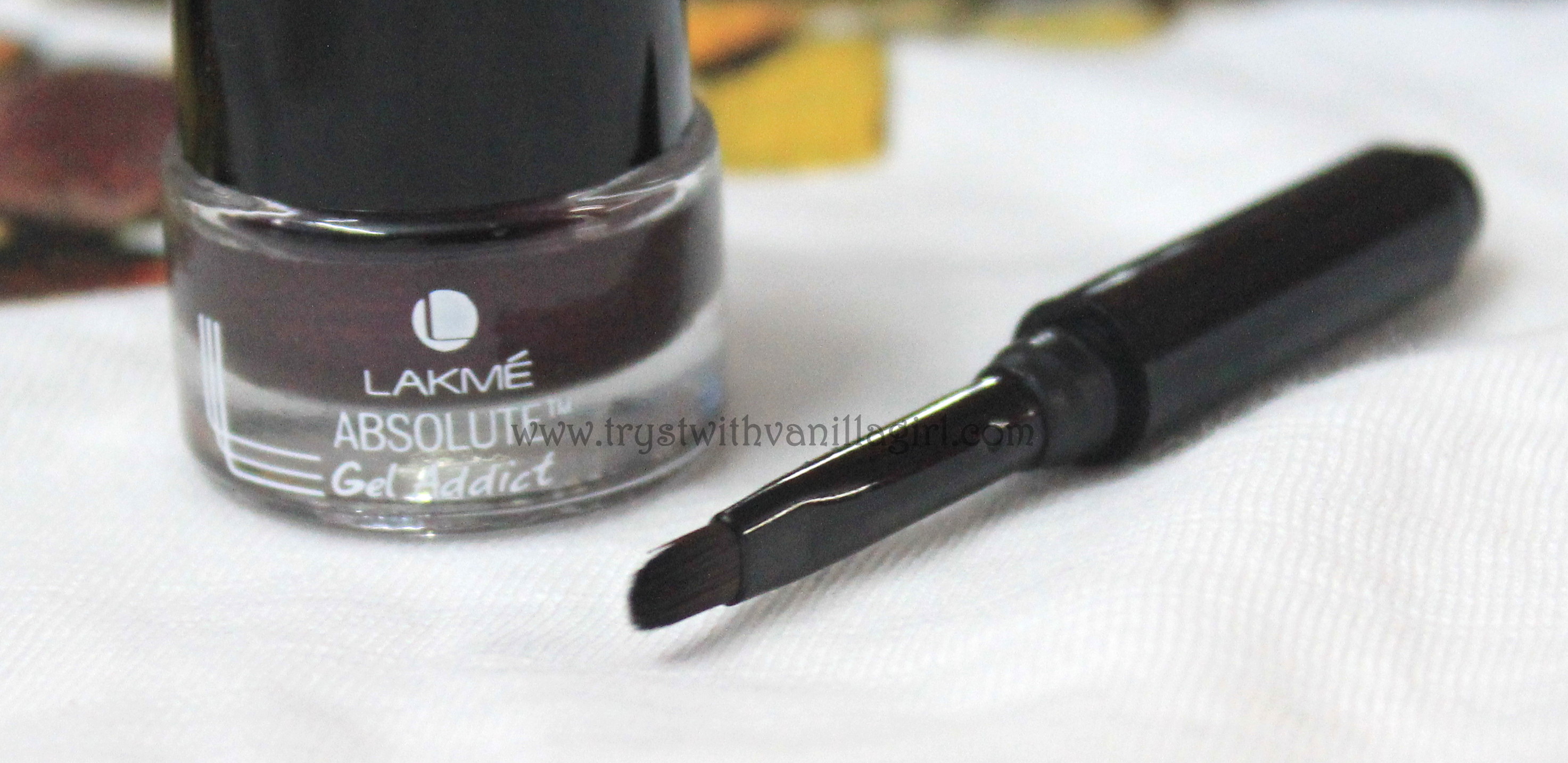 Lakme Absolute Gel Addict Eyeliner Vine Yard Review, Swatch, Photos